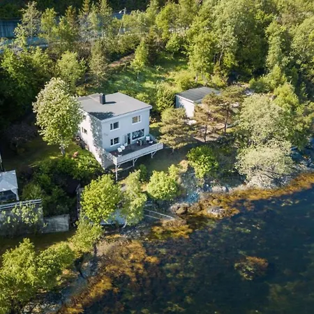 Private House & By The Sea Feriehus *