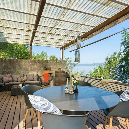 Private House & By The Sea Feriehus